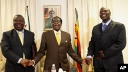 Presidente Robert Mugabe e o primeiro-ministro Morgan Tsvangirai num momento de satisfação