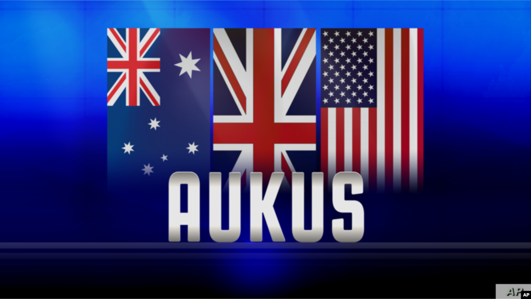 "AUKUS"是把澳大利亞的英文縮寫"AU"，英國的英文縮寫"UK"和美國的英文縮寫"US"聯拼在一起，中文讀音“奧庫斯”。