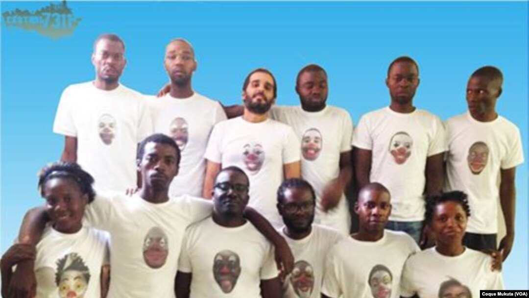 Activistas trajados com camisa com referência a palhaço, Angola