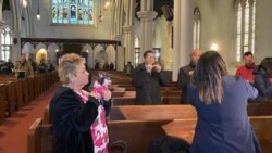 Aida Morales, quien no oye desde los 5 años, asiste a la iglesia Episcopal de Washingon Heights con su perrito.