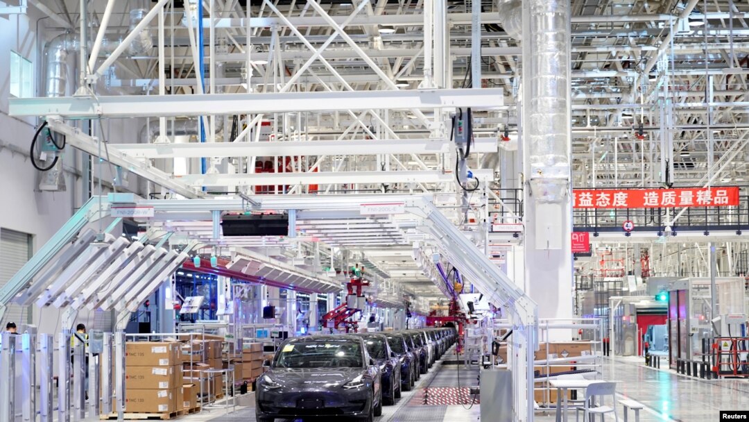 特斯拉在上海工廠裡生產的汽車。（2020年1月7日）