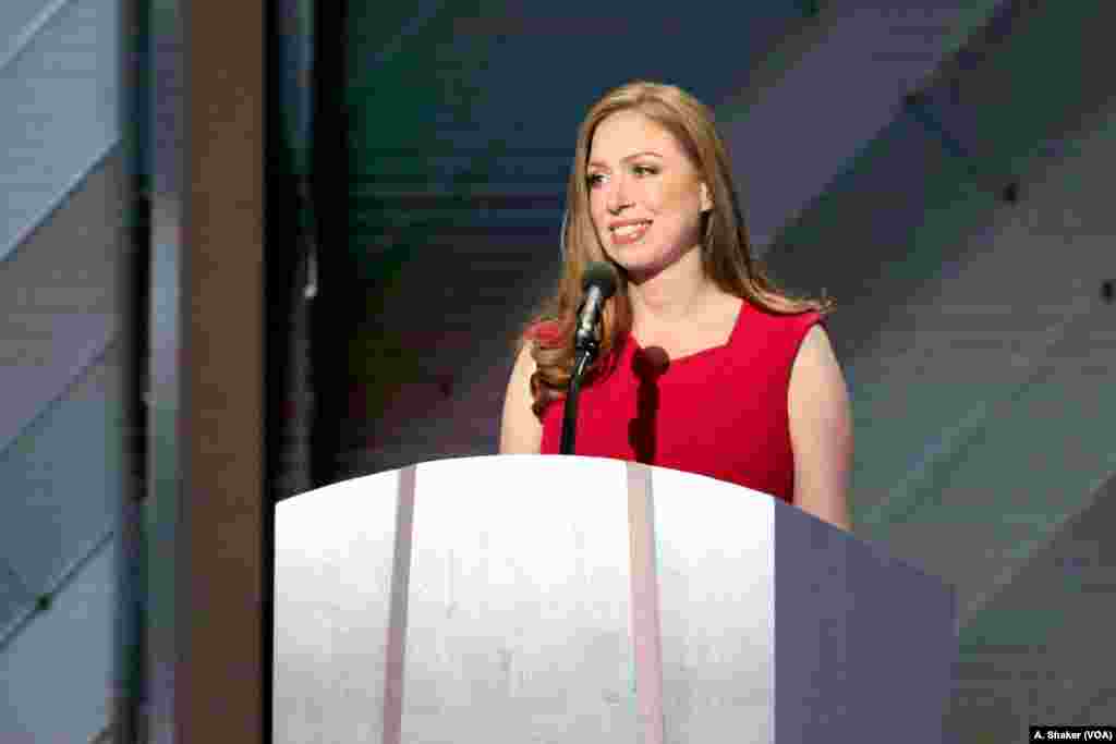 Chelsea Clinton introduces her mother, Hillary Clinton, on the final night of the Democratic National Convention in Philadelphia, July 28, 2016. (A. Shaker/VOA)
