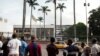 Quelques personnes devant le bâtiment du parlement camerounais, Yaoundé, 17 novembre 2017.