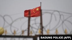 资料照：新疆喀什一处居住设施上的铁丝网和中国国旗（2019年6月4日）