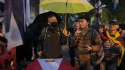 资料照片：2024年10月1日，在中国共产党建立政权周年日，在英国的香港侨界活动人士在有可能被改建为中国大使馆的英国伦敦前皇家铸币厂建筑物外举行抗议集会。 (美国之音记者郑乐捷拍摄) 。