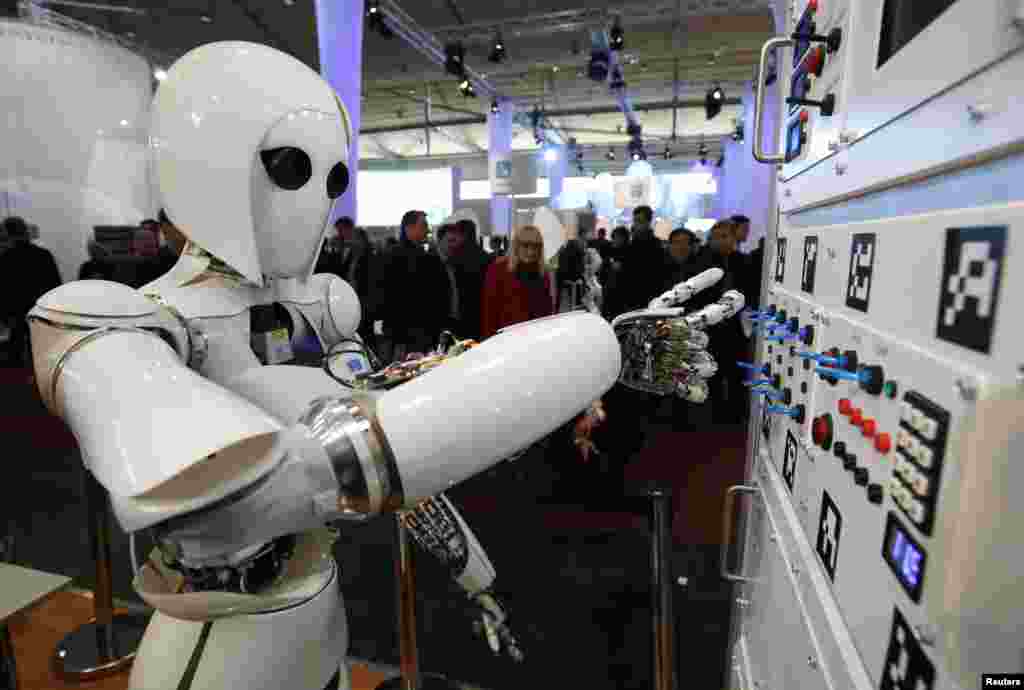 Robot berbentuk manusia 'Aila' mengoperasikan papan kontrol selama demonstrasi oleh pusat penelitian Jerman untuk kecerdasan buatan di pameran CeBit, Hanover, Jerman.
