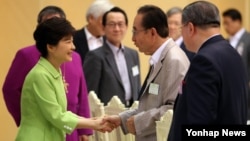 박근혜 한국 대통령이 19일 청와대에서 열린 기독교 지도자 오찬 간담회에서 참석자들과 인사하고 있다. 