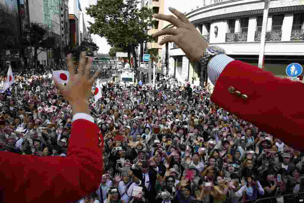 Atlet-atlet Jepag peraih medali Olimpiade Musim Panas di Rio de Janeiro melambaikan tangan dari bus kepada penonton yang bersorak-sorai di sebuah parade di distrik Ginza Tokyo. Tokyo akan menjadi tuan rumah Olimpiade dan Paralimpik 2020.