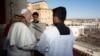 El Papa Francisco entrega el mensaje "Urbi et Orbi" desde el balcón principal de la Basílica de San Pedro en el Vaticano, 25 de diciembre de 2019. (Foto de Medios del Vaticano)