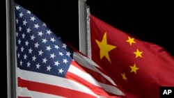 美中两国国旗.