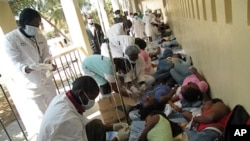 Dezenas de jovens desmaiaram na escola e foram levadas para o hospital do Namibe