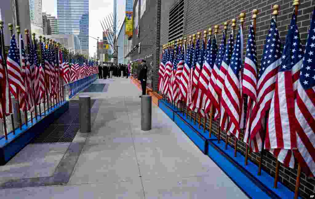 Para petugas pemadam kebakaran dalam upacara peringatan 15 tahun serangan 11 September di World Trade Center, New York. (AP/Craig Ruttle)