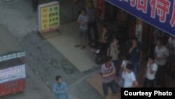 葉海燕家樓下聚集的部分男子 (推特圖片/網友提供)