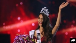 Catriona Gray de Filipinas saluda tras haber sido coronada como Miss Universo 2018 en Bangkok, Tailandia, el 17 de diciembre de 2018.