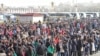各地记者于人民大会堂外排队等待入场。（2016年3月5日 美国之音金子莹拍摄）