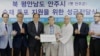 5일 오후 서울 우리민족서로돕기운동에서 열린 '북한 평안남도 안주시(옛 안주군) 수재 동포 지원을 위한 성금 전달식'에서 장경학 안주군 군민회 상임고문(가운데) 등이 영담(스님) 우리민족서로돕기운동 상임공동대표에게 성금을 전달하고 있다.