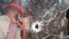Des impacts des balles sur une fenêtre à la gendarmerie de Nsanakang, dans la localité de Mamfé, à 321 km de Yaoundé, Cameroun, 8 décembre 2017. (VOA/Jules Emmanuel Jules Ntap)