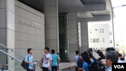 媒體在香港警察總署外等候李建軍向商業罪案調查科舉報(美國之音海彥拍攝)