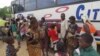 Mozambican refugees board a bus from Nsanje reception center to Luwani refuguees camp in Neno district, south of Malawi. (L. Masina/VOA)