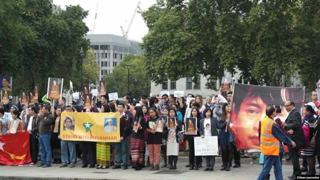 ဗြိတိန်ရောက် မြန်မာနိုင်ငံသားများ ဒေါ်အောင်ဆန်းစုကြည်အား ထောက်ခံဆန္ဒပြကြ။