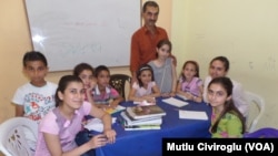 Abdulrahman Murşîd ligel xwendekarên xwe xwane dibe