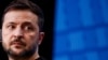 ARCHIVO - El presidente de Ucrania, Volodymyr Zelenskyy, observa mientras asiste a una cumbre de líderes de la Unión Europea en Bruselas, Bélgica, el 19 de diciembre de 2024.