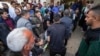 Palestinos llevan a una persona herida tras un ataque aéreo israelí cerca del hospital de Al Aqsa en Deir al Balah, en la Franja de Gaza, el domingo 31 de marzo de 2024.