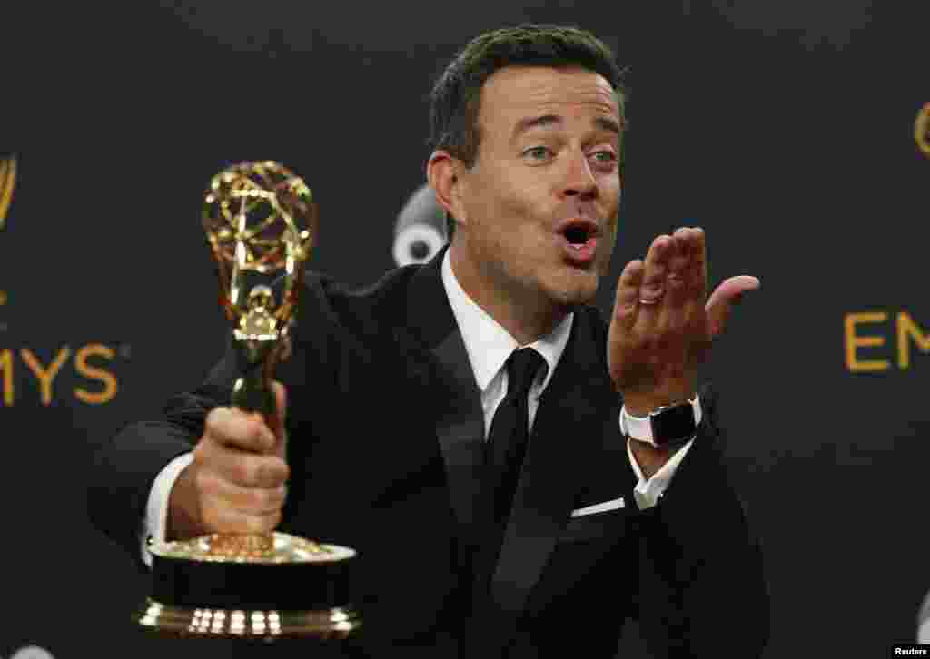 Pembawa acara "The Voice" Carson Daly dengan penghargaan untuk pembawa acara terbaik dalam program televisi realitas (18/9). (Reuters/Mario Anzuoni)