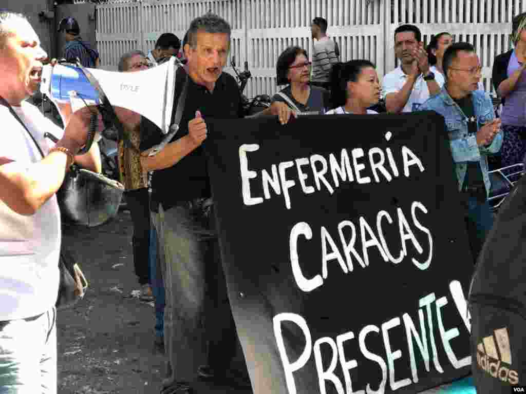 “No queremos ver más hospitales que cambiaron su olor característico de alcohol, cloro, a orine (…) y baños putrefactos”, dijo Contreras.