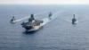 澳大利亚大型护卫舰HMAS Parramatta（左）和美国海军舰只在南中国海海域举行演习。（2020年4月18日）