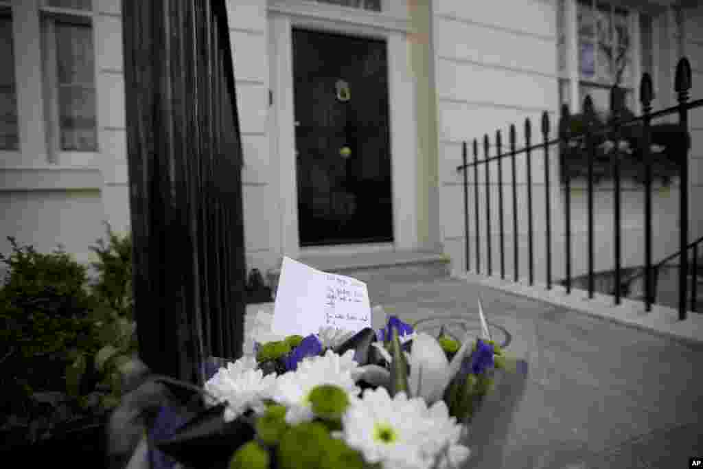 Karangan bunga diletakkan di luar rumah mantan PM Inggris Margaret Thatcher di London. Thatcher meninggal dunia hari ini dalam usia 87 tahun.