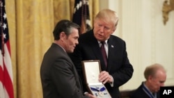 Thomas Stevens, nieto de Babe Ruth, acepta la Medalla Presidencial a la Libertad durante una ceremonia en la Casa Blanca, en Washington (AP Photo/Manuel Balce Ceneta)