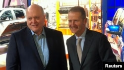 Archivo - De derecha a izquierda, Jim Hackett, Presidente y CEO de Ford Motor Company y Herbert Diess, CEO de Volkswagen.