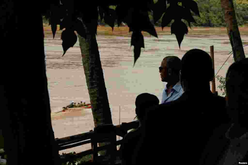 Presiden AS Barack Obama memandangi Sungai Mekong saat berjalan kaki di Luang Prabang (7/9). (Reuters/Jonathan Ernst)