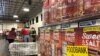 Los bancos de comida ayudan a muchas personas afectadas por la pandemia de coronavirus y a los agricultores que se les acumulan sus productos por falta de compradores.