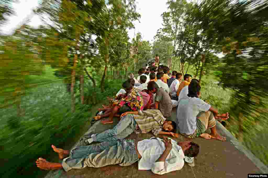 Setiap hari banyak orang di Bangladesh mempertaruhkan nyawa untuk menghemat uang dengan naik di atap kereta api (foto oleh by Sumon Yusuf untuk VOA Photo Contest).