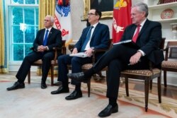 El vicepresidente Mike Pence (izquierda), el secretario del Tesoro, Steven Mnuchin (centro) y el jefe de gabinete de la Casa Blanca, Mark Meadows, escuchan mientras el presidente Donald Trump habla en la Casa Blanca el 20 de julio de 2020.