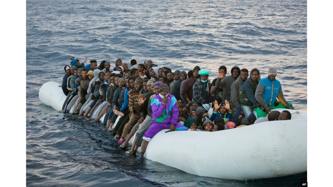 Arhiva - Migrantima i izbeglicama pomažu pripadnici NVO Proaktiva open amrs, dok njihov prepunjeni brod plovi bez kontrole Mediteranskim morem oko 21 milje daleko od libijske obale, 3. februara 2017.