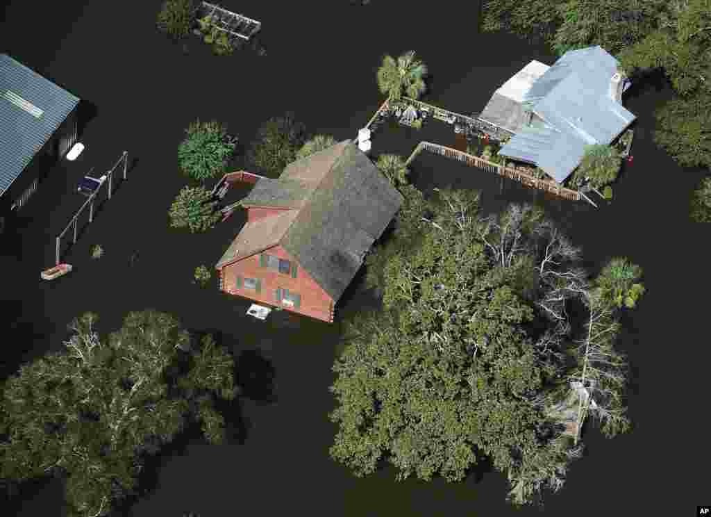 Rumah-rumah warga terendam banjir akibat badai Matthew melanda kota Nichols, South Carolina. 