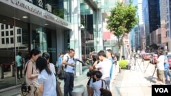李建軍在廉政公署外接受媒體採訪(美國之音海彥拍攝)