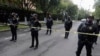 Policías vigilan cerca del lugar donde ocurrió el intento de asesinato al jefe de policía de la Ciudad de México, Omar García Harfuch, el 26 de junio de 2020.
