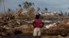 En esta foto de archivo tomada el 28 de noviembre de 2020 una mujer observa la destrucción en Haulover, una comunidad a 41 km al sur de Bilwi, en la Región Autónoma del Caribe Norte, Nicaragua, el 28 de noviembre de 2020, días después del paso de Iota. 