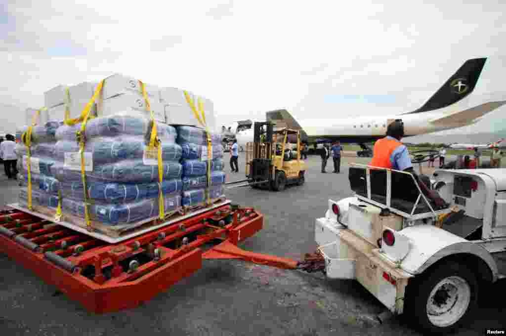 Dana bantuan dari Samaritan's Purse International Relief diangkut dengan troli di bandar udara Port-au-Prince, Haiti (6/10). (Reuters/Jeanty Junior Augustin)