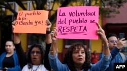 Una manifestación en Ciudad de Guatemala, el 12 de julio de 2023, protesta contra la inhabilitación del partido Semilla del candidato Bernardo Arévalo, lo cual en la práctica le impediría disputar la segunda vuelta de las presidenciales en agosto.