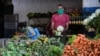 La pandemia de coronavirus ha aumentado la crisis económica en Cuba, por lo que el gobierno solicitó al Club de París prorrogar el pago de su deuda hasta 2022. En la foto un hombre usa una mascarilla en un mercado agrícola de La Habana.