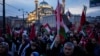 Učesnici demonstracija u Instanbulu mašu palestinskim i turskim zastavama u znak solidarnosti sa Palestincima, tokom rata Izraela i Hamasa u Gazi, u Istanbulu, Turska, 1. januara 2024.
