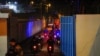 Policías entran en motos en una prisión de Guayaquil, Ecuador, para tratar de controlar otro motín entre reclusos el 24 de febrero de 2021.