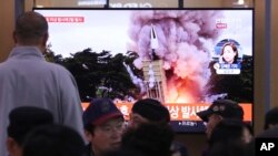 韩国首尔火车站里的人们在观看电视播报朝鲜发射飞行物的画面。（2019年10月31日）