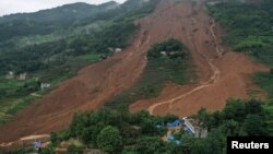 中国贵州省六盘水市水城县鸡场镇坪地村岔沟组2019年7月24日发生山体滑坡，图片中可以看到救援人员和帐篷。