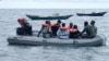 Les gardes-côtes camerounais dans un bateau de sauvetage militaire à Kribi, Cameroun, le 26 mars 2006.